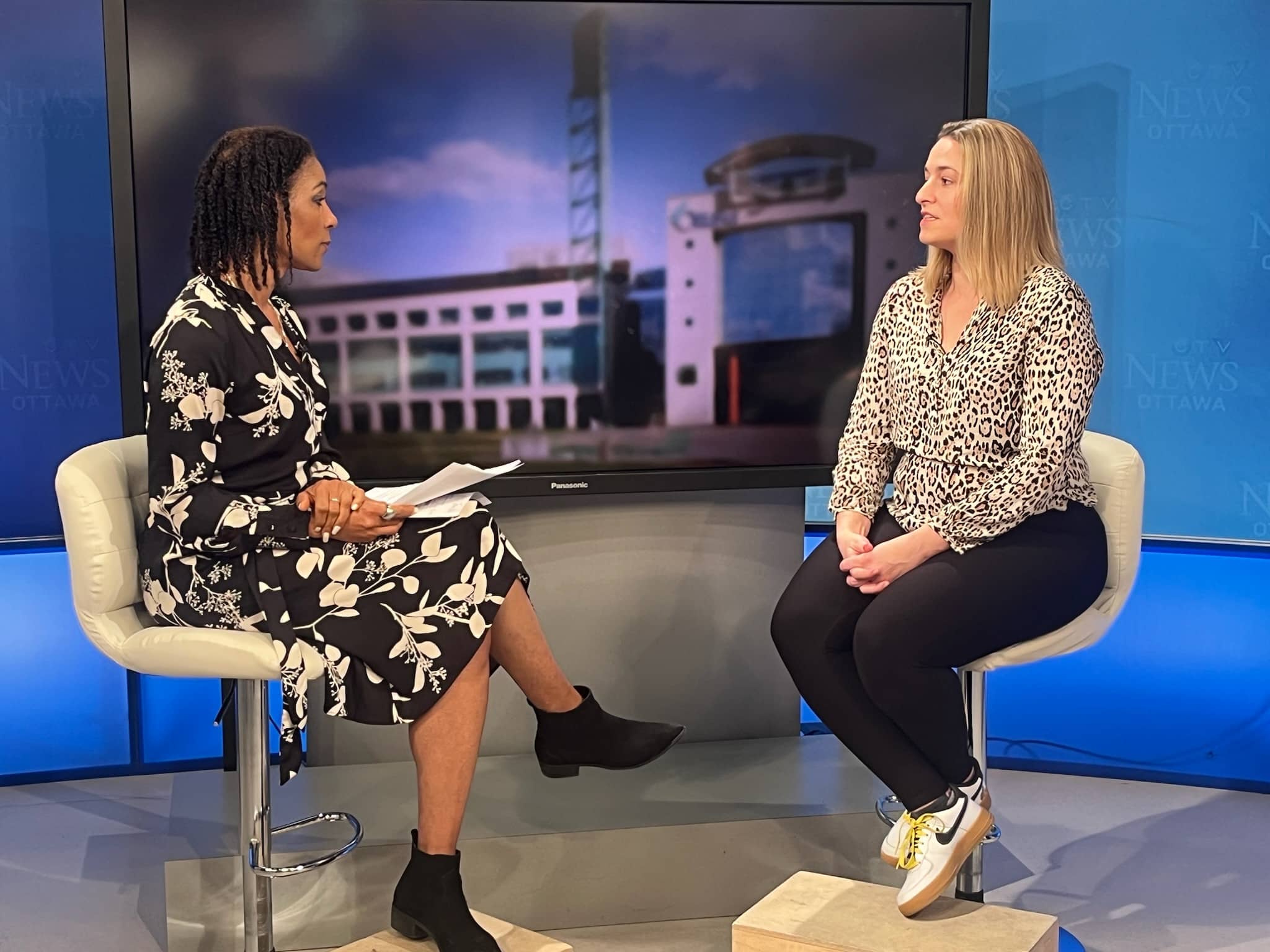 La Conseillière Stéphanie Plante discute avec l'animatice de CTV Morning, Rosey Edeh.