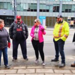 De gauche à droite, Alain Gonthier, directeur général des Services des travaux publics, Shelley MacDonald, directrice générale du Service des déchets, Alan Neeff, chef de cabinet adjoint au bureau de la conseillère Stéphanie Plante, Conseillère Stéphanie Plante, Bryden Denyes, chef de secteur des services routiers, et Quentin Levesque, directeur des services routiers et de stationnement, sur la rue Rideau, discutant d'une approche coordonnée de la ville pour répondre aux préoccupations en matière de propreté et de sécurité découlant de la concentration des services sociaux dans le centre-ville. Byward Market Walk