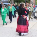 Stéphanie et Johanne Leroux apprennent quelques pas de danse de la nation insulaire de la Dominique.