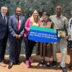 Le maire Mark Sutcliffe, le conseiller Rawlson King, la conseillère Stéphanie Plante, June Girvan de Black History Ottawa, Albert Bedward, petit-fils d’Herbert et Estelle Brown, et Catherine Morisset, après l’adoption de la motion de la conseillère Plante pour que le parc Besserer soit renommé parc Herbert et Estelle Brown.
