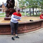 Visite de la Fontaine du parc Strathcona pendant la promenade de Jane menée par la conseillère Plante.