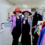 On s’amuse avec les formidables bénévoles au May court Bargain Box sur l’avenue Laurier.