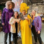 Bingo! Queens Maddy Long Legs et China Doll posent avec la conseillère Plante et l’un des gagnants.