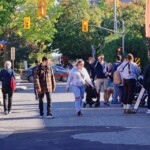 Belle journée pour une balade parmi les camions-restaurants sur la rue Chapel.