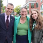 Le maire Mark Sutcliffe et Stéphanie avec Heloïse Rosenfeld, une jeune élève talentueuse de l’école De La Salle qui a chanté lors de l’événement.