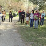 La conseillère Plante parle de l’histoire du parc Strathcona et du quartier de la Côte-de-Sable tout en menant la promenade de Jane pendant l’été.