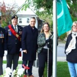 Lever du nouveau drapeau de la Ville d’Ottawa au cénotaphe d’Eastview dans Vanier.