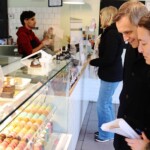 La députée provinciale Lucille Collard, le maire Mark Sutcliffe et la conseillère Stéphanie Plante visitant la pâtisserie Quelque Chose dans Vanier.
