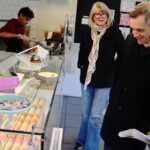 La députée provinciale Lucille Collard, le maire Mark Sutcliffe et la conseillère Stéphanie Plante visitant la pâtisserie Quelque Chose dans Vanier.