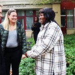 Le maire Mark Sutcliffe, Stéphanie Plante et Beverly Renaud du Conseil canadien de la permanence pour les enfants et les jeunes discutent de l’avenir de l’école Lajoie.