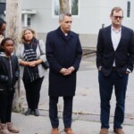 Le maire Mark Sutcliffe écoute Chris Greenshields, président de l’Association communautaire de Vanier, au sujet de l’avenir de l’école Lajoie.