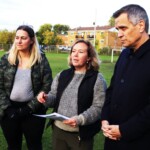 Stephanie Benoit d’EnviroCentre explique le processus de plantation d’une petite forêt au maire.