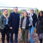 Stéphanie Plante, le maire Mark Sutcliffe, Stephanie Benoit, la députée provinciale Lucille Collard et la principale Beatrice Ocquaye posent dans la petite forêt nouvellement plantée à l’école Robert E. Wilson.