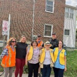 Avec des bénévoles lors du couloir scolaire sur la rue Alice.