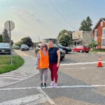 Avec un bénévole pendant la fermeture du couloir scolaire sur la rue Alice.