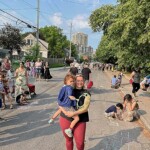 On s’amuse sur la rue Alice en face de l’école élémentaire Trille des bois pendant le couloir scolaire.