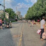Le panneau Stationnement interdit pour le programme du projet pilote de couloir scolaire.