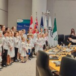 Le Chœur d’enfants ukrainiens, dirigé par Oleksii Fishchuk, chante l’hymne national devant le Conseil.