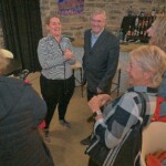Stéphanie Plante, le conseiller Tim Tierney, Sylvie Bigras et Sandra Milton de l’Association communautaire de la Basse-Ville et Lucille Collard éclatant de rire lors du Rendez-vous du quartier au Working Title.