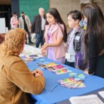 Les jeunes journalistes du CHEO, Aany and Chris, au Sommet de la jeunesse.