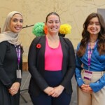 Stéphanie avec les deux orateurs invités au Sommet de la Jeunesse.